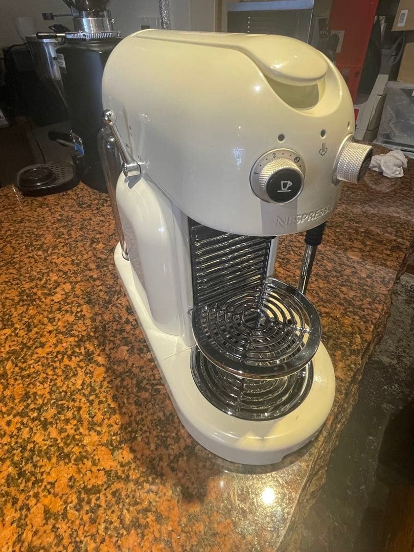 コーヒーメーカー・エスプレッソマシン NESPRESSO maestria ネスレネスプレッソ Nespresso ラティシマ・ワン プラス ポーセリン